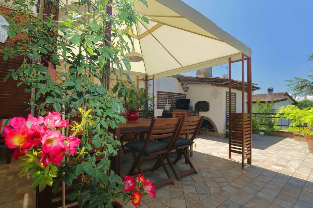 Spaziosa Villa Bifamiliare Campagnano Di Roma Exterior photo